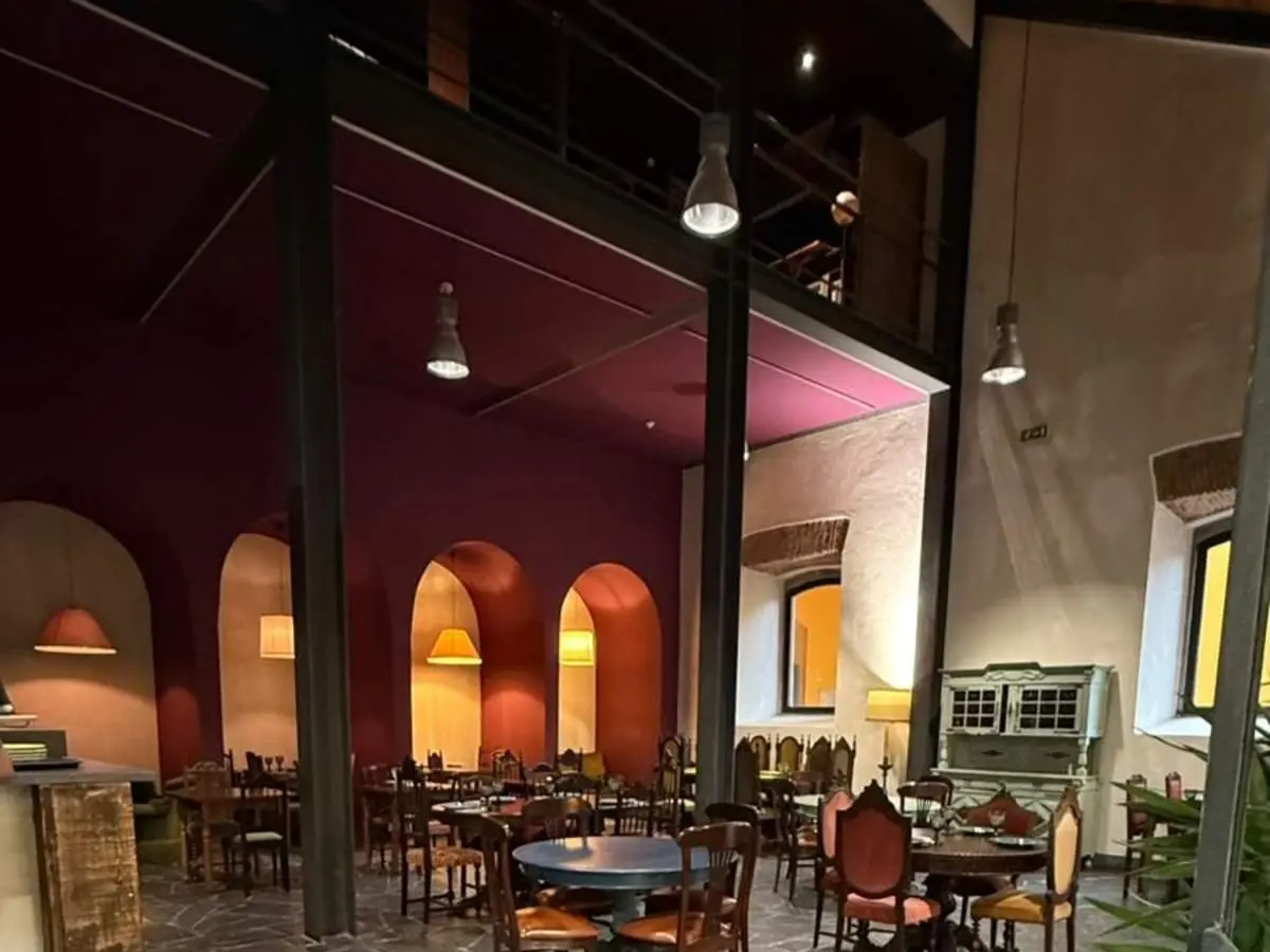 Sala da Cantina do Barão, onde a noite pode começar à mesa